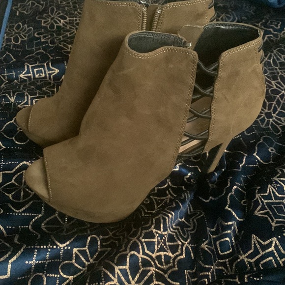 Olive green heels - Picture 2 of 5